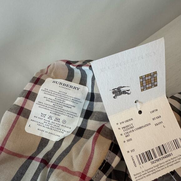 Auth reversible Burberry London bucket hat with storage pouch unisex. - Picture 6 of 7